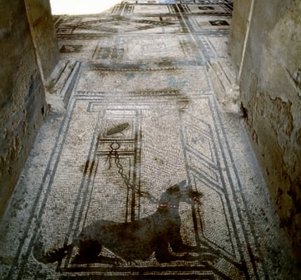 Art romain,"cave canem", la salle du chien.Vestibule
ou entrée d'une villa de Pompéi. Italie.
© Prisma Archivo/Leemage/Josse